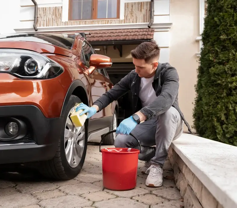 Lavage auto à domicile Saint-Germain-du-Plain : professionnel intervenant sur un véhicule